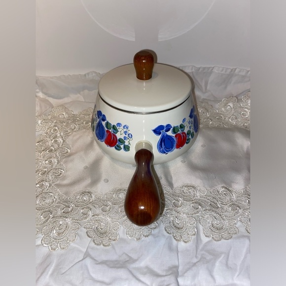 3/55$ Cottage core Vintage 1970s Enamelware Pot with‎ wood handles - Picture 10 of 16